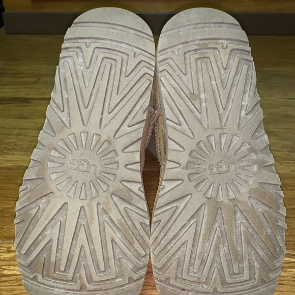 Ugg Short Turnlock Boots - Picture 4 of 4